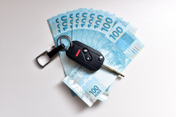 Dinheiro brasileiro e chave carro