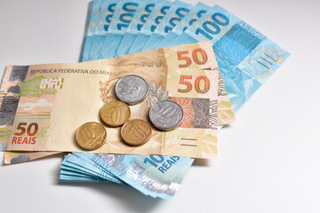 Dinheiro Brasileiro no fundo branco