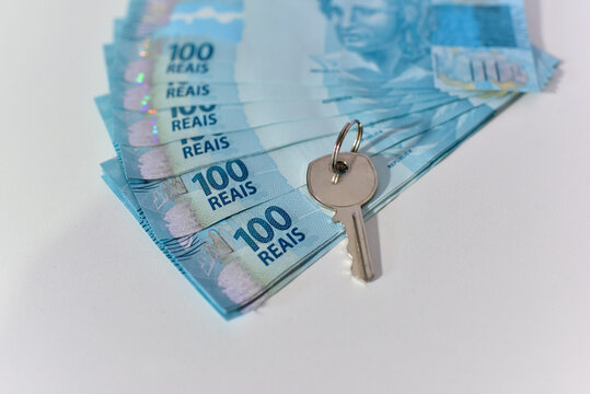 Dinheiro brasileiro e chave da casa