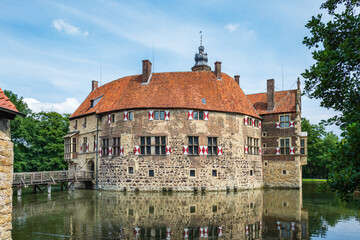 Burg Vischering - Wasserburg mit Wassergraben im westf&auml;lischen M&uuml;nsterland, Deutschland