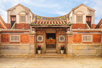 Haizhu Hall of Shanhou Folk Culture Village in kinmen. Haizhu means ocean and pearl. translation of the chinese text is ocean is barrier and pearl shines on hall.