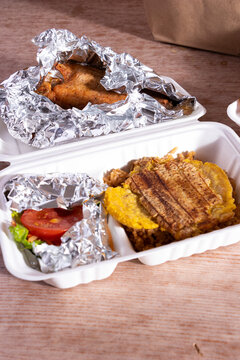 Comida tradicional colombiana casera empacada en empaque ecologico y papel de aluminio. Comida enviada por restaurante durante la cuarentena. 
