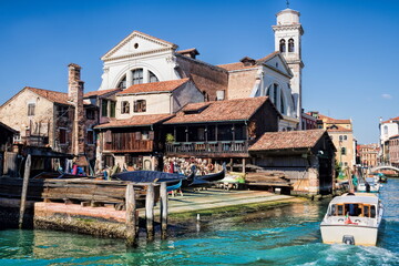 venedig, italien - historische gondelwerft und kirche san trovaso © ArTo