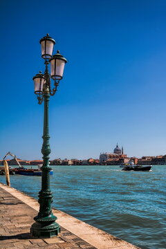 venedig, italien - laterne am ufer der fondamenta delle zattere