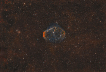 Crescent nebula in Red Sky © BlkAng3L