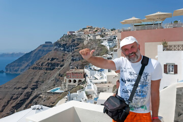Obraz premium A man of mature age on the island of Santorini