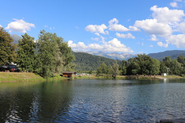 Fototapeta na wymiar Le lac de Grésy sur Isère dans la base de loisirs, ville de Grésy sur Isère, département de la Savoie, France