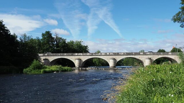 Paysage de l'Allier. Vue en aval de la Sioule sous le pont d'Ebreuil sur la RD 998 &agrave; Ebreuil en Allier