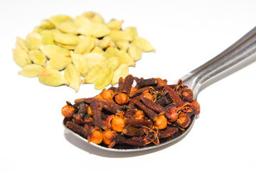 A picture of clove and cardamom