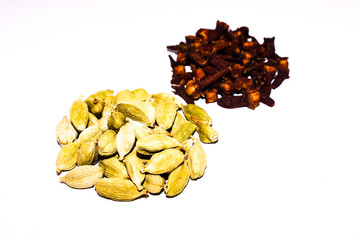 A picture of clove and cardamom