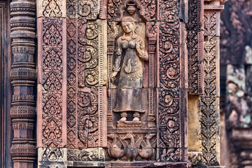 niches in the walls contiennent des statues of devatas or dvarapalas at Banteay Srei temple in Angkor, Siem Reap, Cambodia