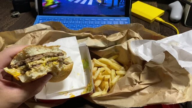 テレワークのお昼ご飯にテイクアウトのハンバーガーとフライドポテトをムシャムシャ食べる。Withコロナ/ニューノーマルな働き方と日常生活