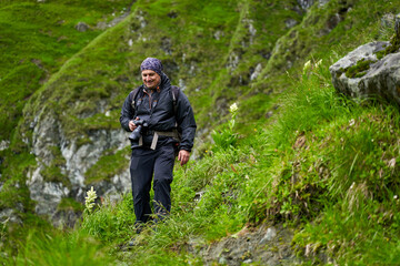 Obraz premium Hiker man with backpack on a mountain trail
