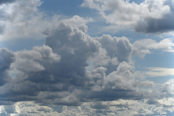 Fototapeta na wymiar Beautiful sky with clouds before rain and thunderstorm.