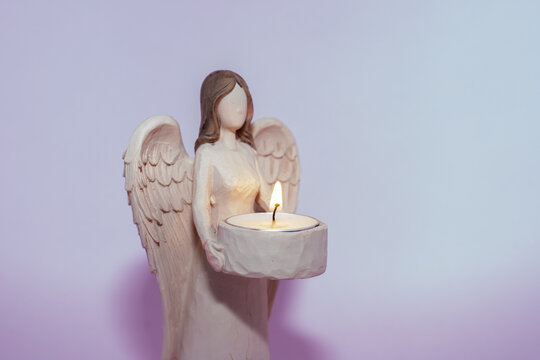 Anjo casti&ccedil;al com vela acesa decorativo de natal segurando vela roxo escultura de resina