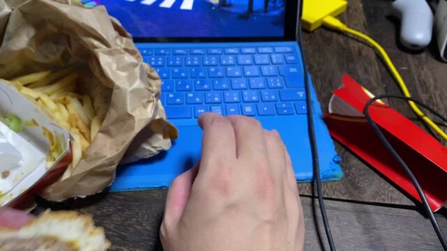 テレワークのお昼ご飯にテイクアウトのハンバーガーとフライドポテトをムシャムシャ食べる。Withコロナ/ニューノーマルな働き方と日常生活