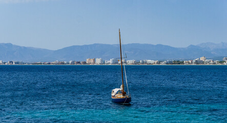 segelschiff liegt in der bucht von playa de palma vor anker - im hintergrund die hotels und die...