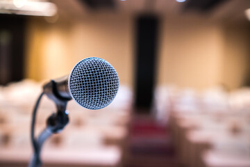 Obraz premium Microphones for speech or speaking in seminar Conference room, talking for lecture to audience university, Event light convention hall Background. Business Talk Presentation concept