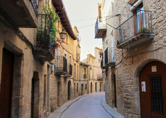 narrow street in Calaceite