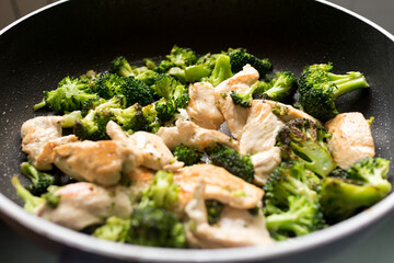 Pollo con brócoli salteado