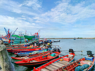 Fototapeta na wymiar traditional fishing boats in thailand. Harbors, fishing boats for fishing, offshore export vessels Food transportation