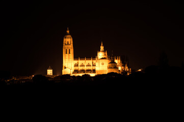Fototapeta na wymiar Fotografía nocturna de la catedral de Segovia.