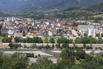 Fototapeta na wymiar Vue d'ensemble de Albertville au pied du massif des Bauges, ville de Albertville, département de la Savoie, France