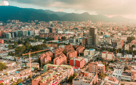 ciudad con edificios en atardecer