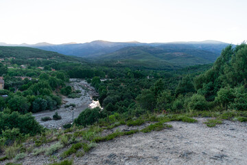 Fototapeta na wymiar Paisaje montañoso al amanecer en verano