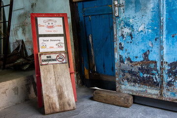 Warning sign at the entrance of the restaurant after returning to open By specifying that customers must wear a face mask and maintain social distance. To prevent the spread of coronavirus or covid-19