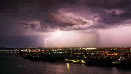 Obraz premium Lightning storm over the city.
