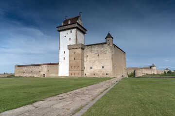 Obraz premium Narva, on the Narva river, at the eastern extreme point of Estonia, at the Russian border. The Narva Castle towers over the Estonian side, while Ivangorod Fortress sprawls across the Russian bank.