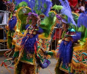 Papier Peint photo Lavable Carnaval Une danseuse masquée de morenada en costumes décorés défile dans la ville minière d& 39 Oruro sur l& 39 Altiplano bolivien pendant le carnaval annuel.