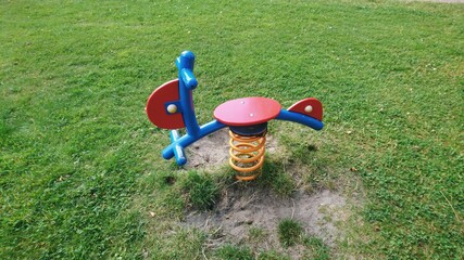 Spielgerät für Kinder auf einer Wiese
