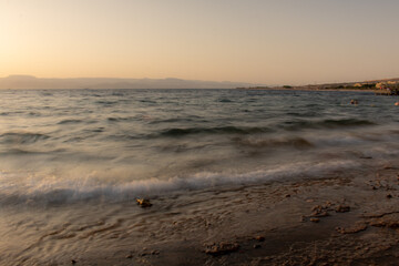 Fototapeta na wymiar Sunset on beach, sunset over sea wavs 