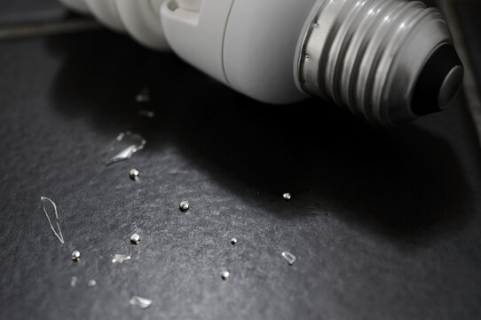 Energiesparlampe Leuchtstofflampe zerbrochen zerbrechen Haushalt Quecksilber giftig Lampe Licht Beleuchtung