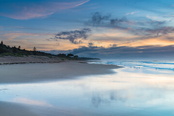 Obraz premium Sunrise Seascape with Clouds and Ships on the Horizon