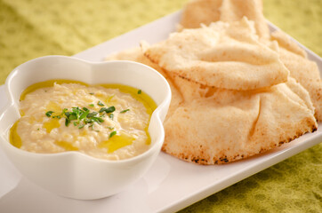 A bowl of fresh hummus and pita bread
