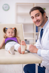 Obraz premium Small girl visiting young male doctor