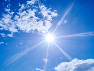 青空と太陽の光芒