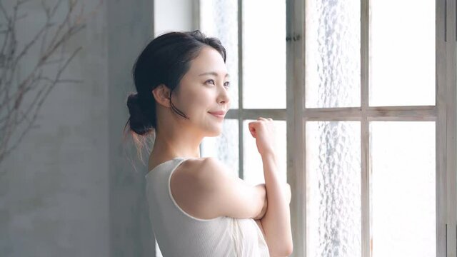 リラックスする女性　ボディケア　エステサロン