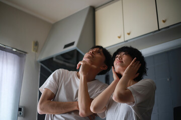 上の階の騒音に悩むカップル