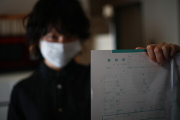 離婚届を突き付ける女性