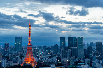 東京都港区浜松町から見た夕方の東京の都市景観