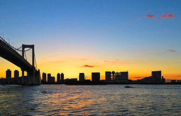 Obraz premium Dawn in Odaiba with buildings over the bay. Odaiba, Tokyo, Japan. November 23, 2018.