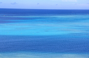 沖縄の青い海、空