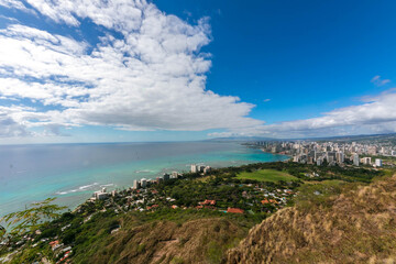 Fototapeta na wymiar ハワイにあるダイヤモンドヘッドの頂上から見た、ホノルルのワイキキ方面の風景と青空・海