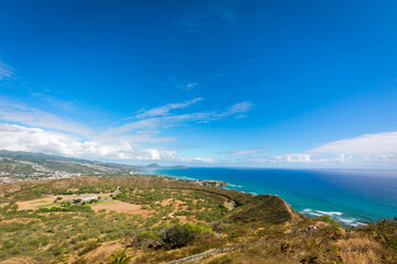 Fototapeta na wymiar ハワイにあるダイヤモンドヘッドの頂上から見た、ホノルルのワイキキ方面とは反対の風景と青空・海