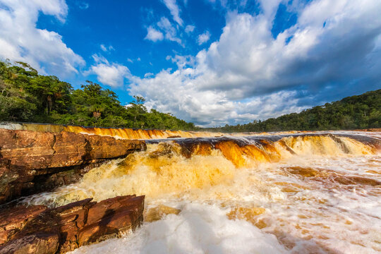 ベネズエラ・ギアナ高地のエンジェルフォール周辺探索で見つけた、茶色い水が流れる川と滝