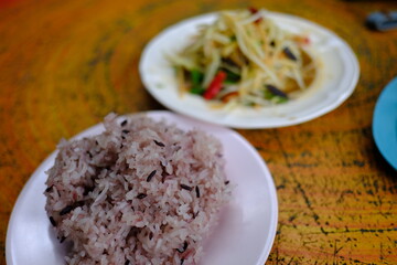 thai glutinous sticky rice with papaya somtam 